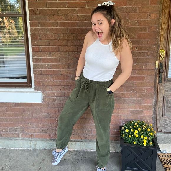 Meet your Posher, Hannah - Picture 1 of 13